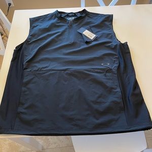 New w/tags Oakley contender golf vest. Men large.Color blackout. Performance fit